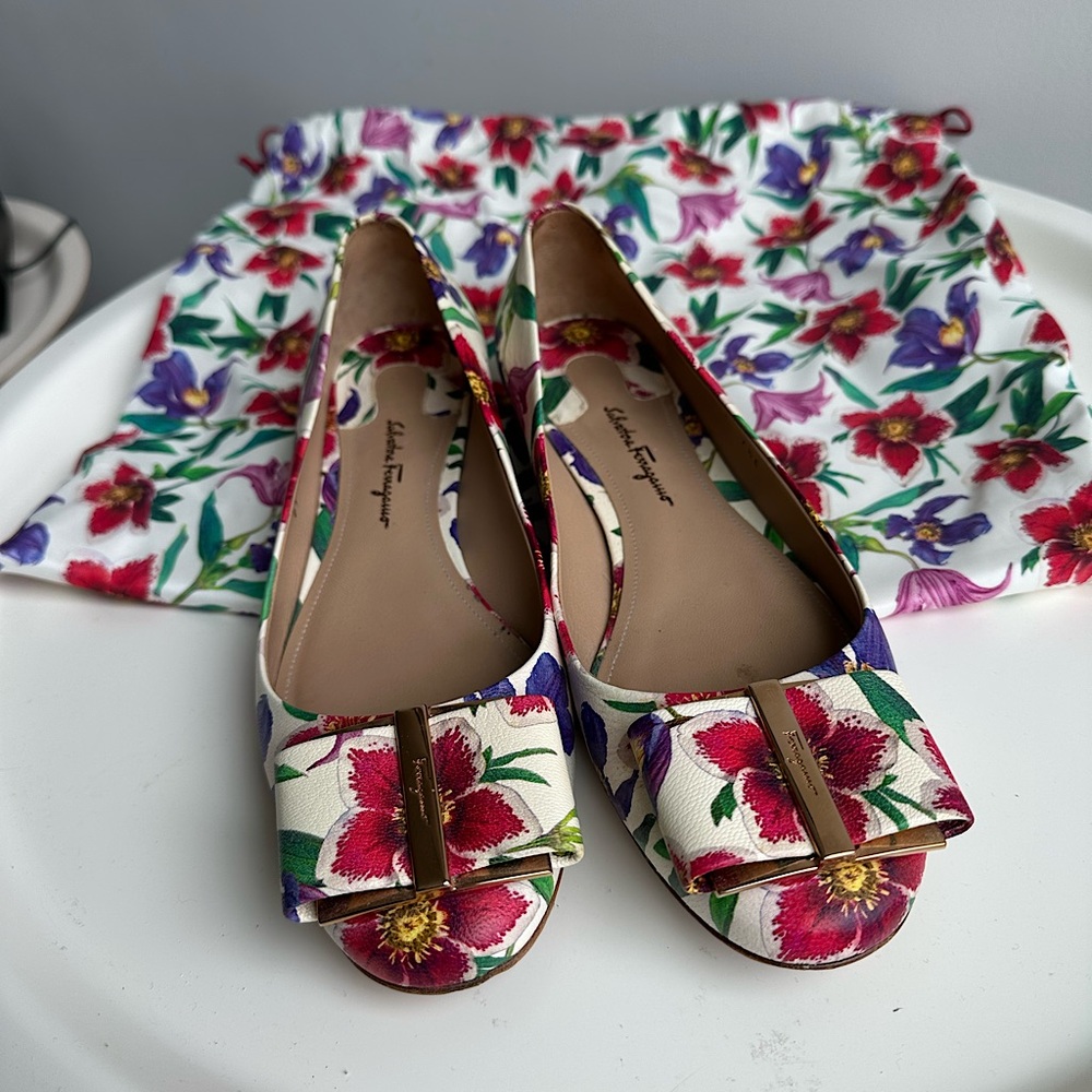 Salvatore Ferragamo Sarno Flower Heel shoes, leather, 0.6’ heel, US 7.5, Italy